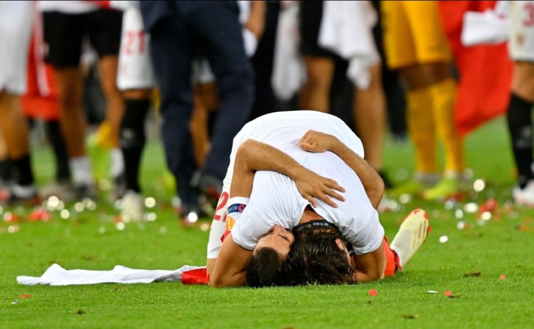 关于日本完胜塞维利亚,德容完成帽子戏法的信息 关于日本完胜塞维利亚,德容完成帽子戏法的信息