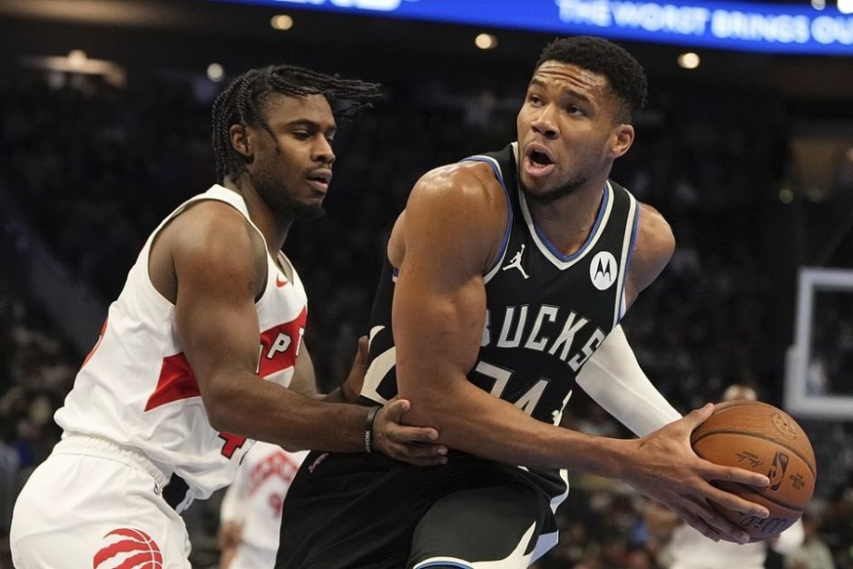 黄蜂完胜雄鹿，拉塞尔制霸全场