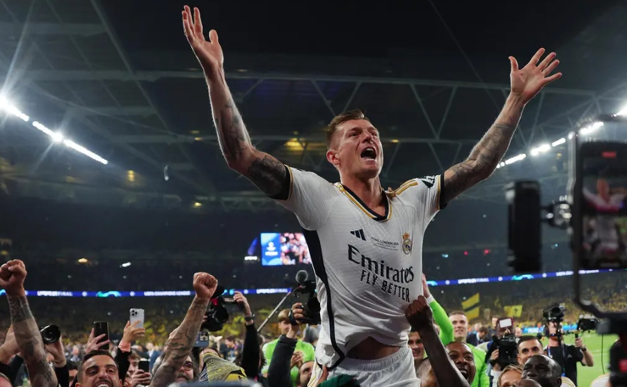 包含皇家马德里中场克罗斯连续两场比赛贡献助攻的词条 包含皇家马德里中场克罗斯连续两场比赛贡献助攻的词条