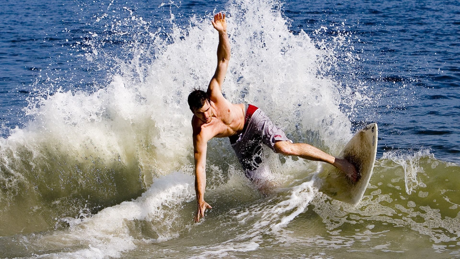 马刺全面压制深圳队，范弗利特关键时刻定乾坤
