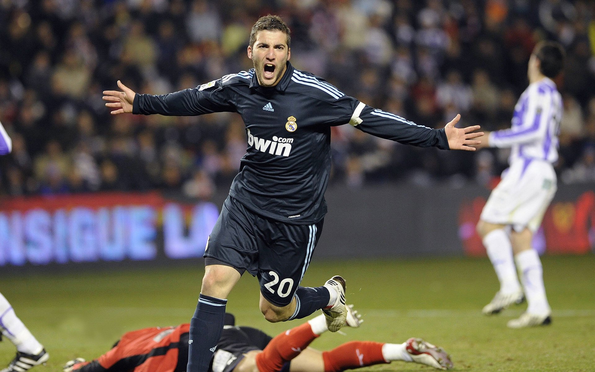 开云平台-巴黎碾压塞维利亚，苏亚雷斯统治全场，诠释现代前锋的完美定义